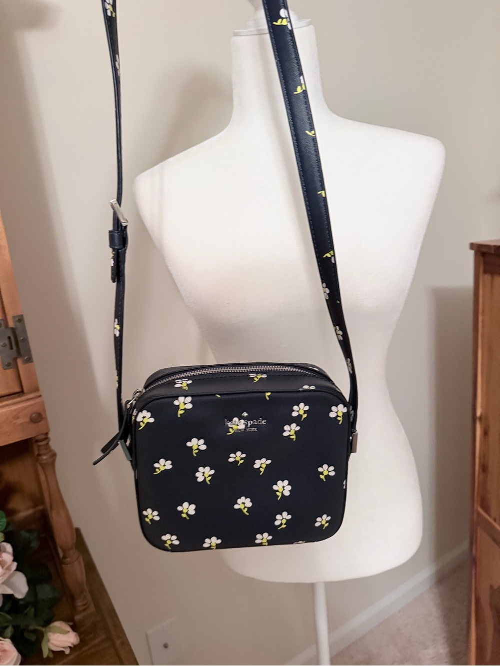 kate spade Newbury Lane Daisy crossbody with white and yellow blooms - Picture 12 of 16
